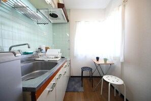 스탠다드 더블룸 | 전용 간이 주방 | 냉장고, 전자레인지, 전기 주전자, 조리 도구/접시/주방 기구