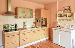 Refrigerador, parrilla de estufa, lavavajillas y cafetera y tetera 