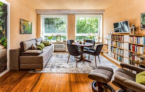 Ein gemütliches Wohnzimmer mit einer Couch, einem Couchtisch und einem Bücherregal.