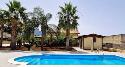 AL049 Villa, jossa on oma uima-allas ja grilli