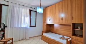 5 bedrooms, iron/ironing board, WiFi, bed sheets