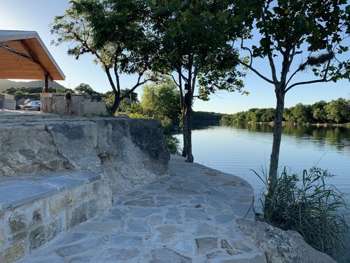 The Riv: Chalet 2 sur 4 sur la rivière Nueces, à 5 minutes au sud de Camp Wood