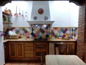 Réfrigérateur, micro-ondes, plaque de cuisson, cafetière/bouilloire