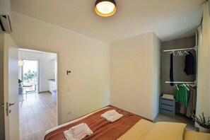 2 chambres, coffres-forts dans les chambres, fer et planche à repasser