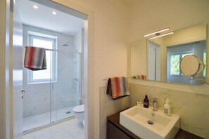 تجهيزات دش، مجففات شعر، مناشف