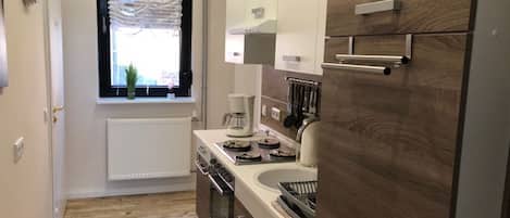 Refrigerador, microondas, parrilla de estufa y cafetera y tetera