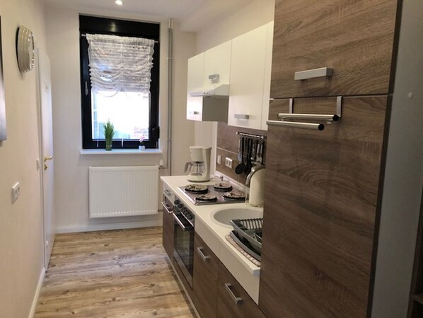 Kühlschrank, Mikrowelle, Herdplatte, Wasserkocher mit Kaffee-/Teezubehör