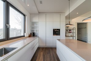 Refrigerador, parrilla de estufa, lavavajillas y tetera eléctrica 