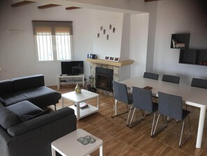 Smart TV, fireplace, stereo