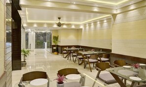 Breakfast area - Treebo Premium The Crystal, Chinar Park (Barasat)