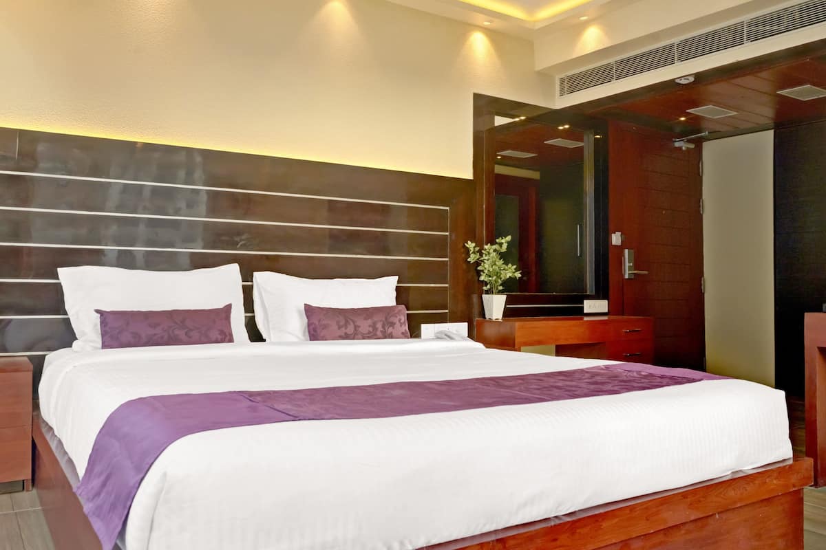 Premium Room | Soundproofing, iron/ironing board (on request), WiFi (free), bed sheets