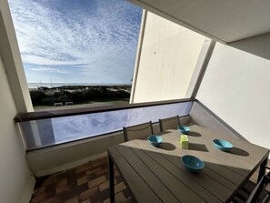 Outdoor dining - Apartment 100m from the beach with balcony, parking, 2-star rated (Saint-Jean-de-Monts)