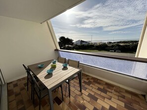 Outdoor dining - Apartment 100m from the beach with balcony, parking, 2-star rated (Saint-Jean-de-Monts)