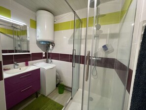 Bathroom - Apartment 100m from the beach with balcony, parking, 2-star rated (Saint-Jean-de-Monts)