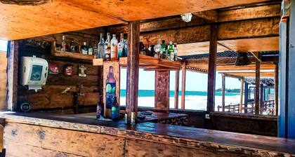 Pousada mit Bar und Pool am Meer