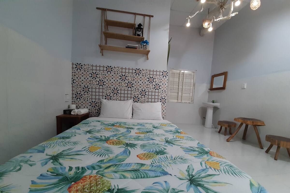 Deluxe Room | Desk, rollaway beds (free), WiFi (free), bed sheets