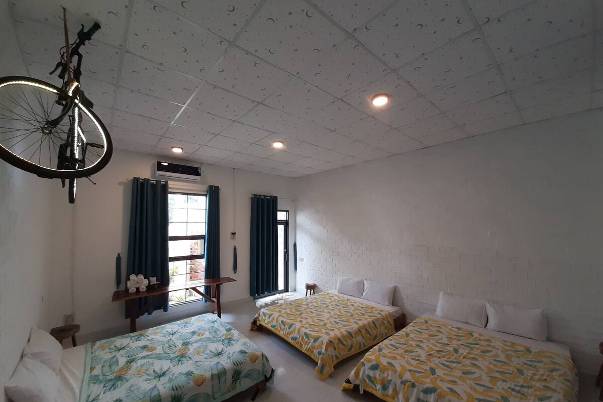 Family Room | Desk, rollaway beds (free), WiFi (free), bed sheets