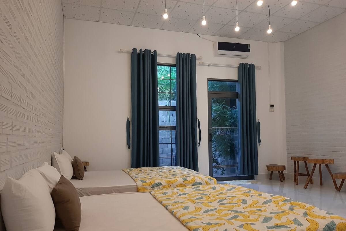 Family Quadruple Room | Desk, rollaway beds (free), WiFi (free), bed sheets