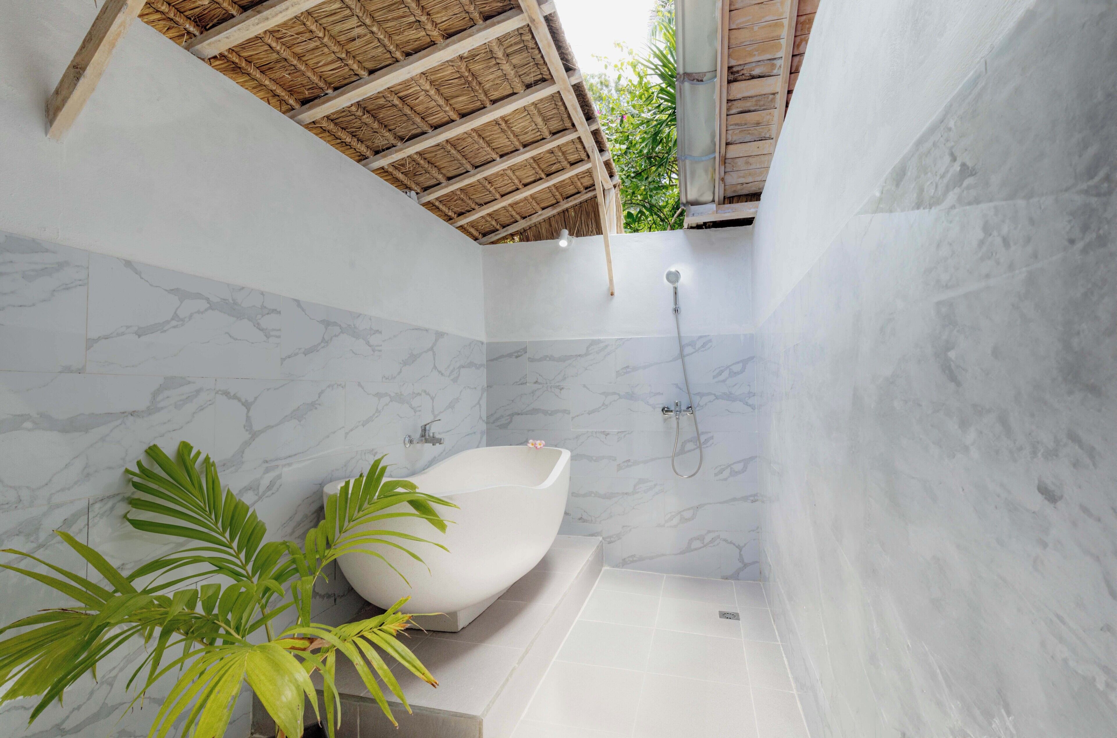 Habitación Deluxe, bañera | Baño | Ducha, cabezal de ducha tipo lluvia, bidé y toallas