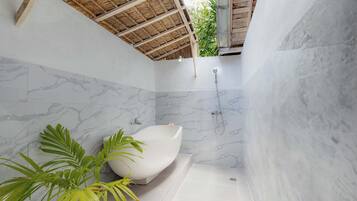 Habitación Deluxe, bañera | Baño | Ducha, cabezal de ducha tipo lluvia, bidé y toallas