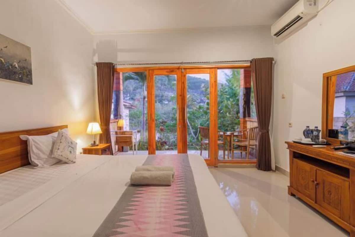 Premium bedding, Select Comfort beds, desk, free WiFi