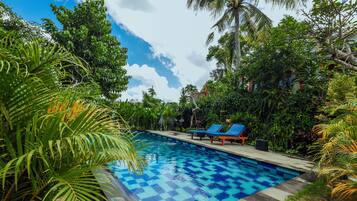 Una piscina al aire libre (de 06:00 a 22:00), sombrillas, tumbonas