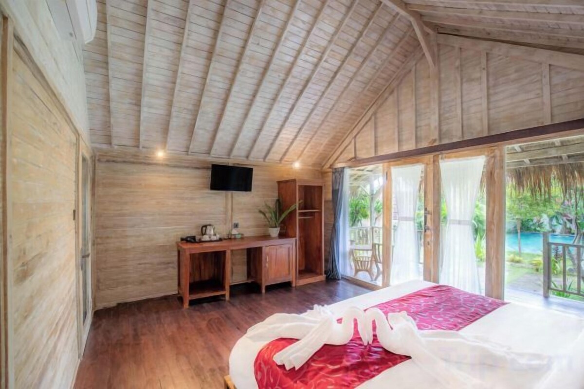 Premium bedding, Select Comfort beds, desk, WiFi (free)