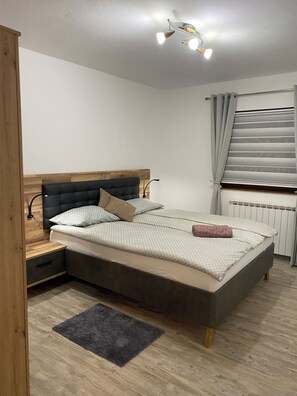 2 bedrooms, iron/ironing board, WiFi