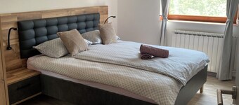 Leiligheten har 2 soverom med bad. Tilgjengelig er et kjøkken og en terrasse