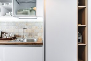 Microwave, oven, dishwasher, coffee/tea maker