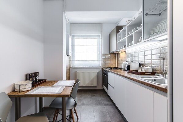 Microwave, oven, dishwasher, coffee/tea maker