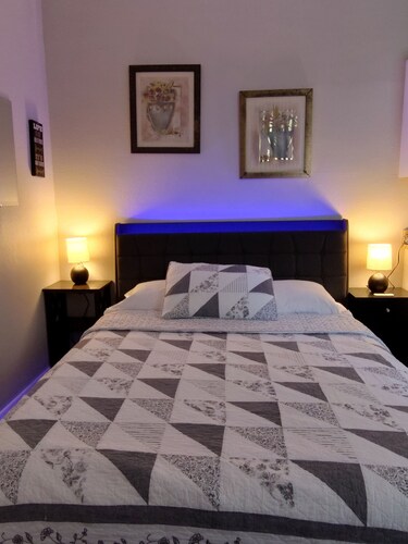 Cozy, New, clean studio in North Tampa