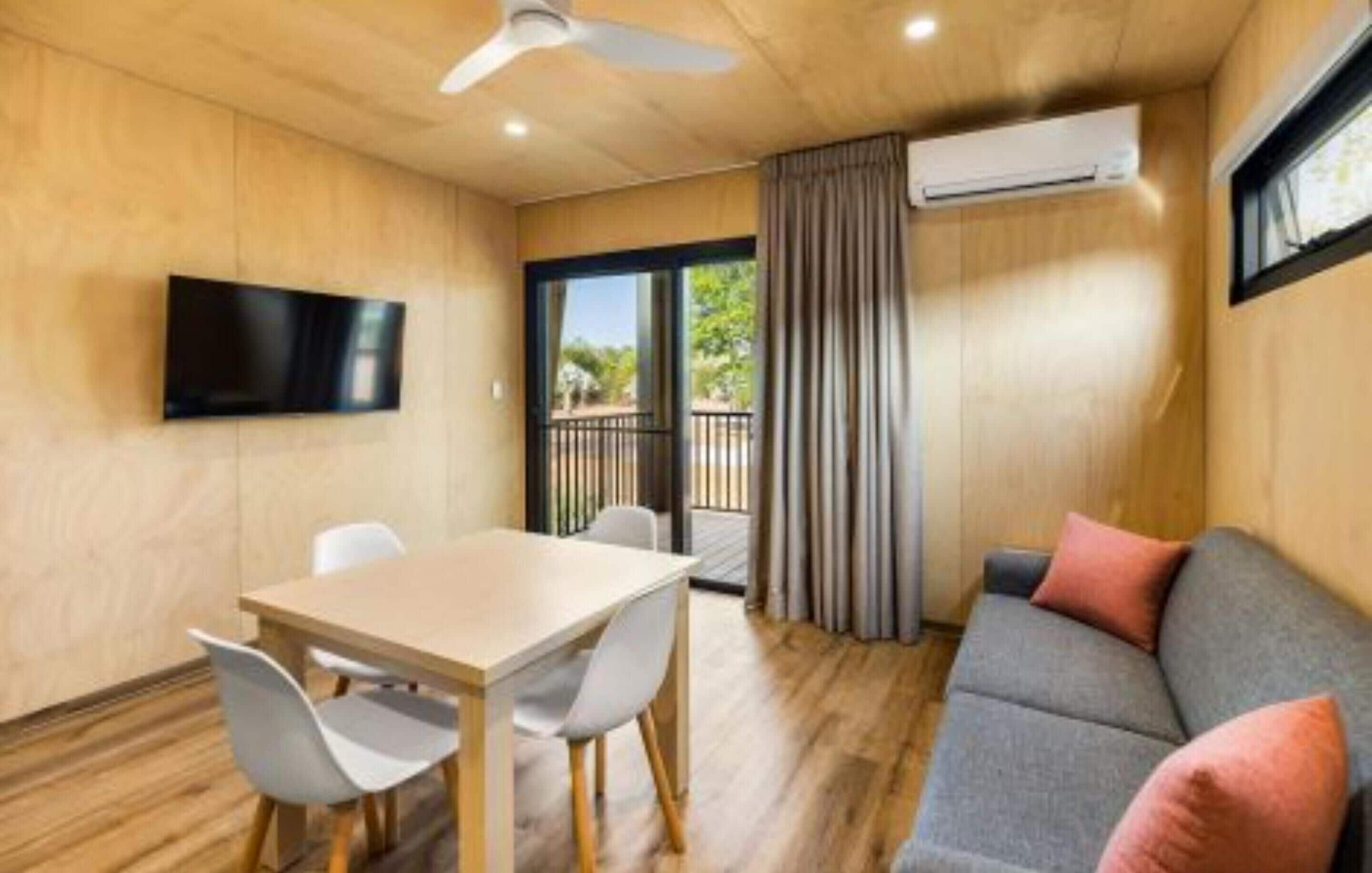 Hytte – deluxe | Oppholdsområde | En 15-tommers Flatskjerm-TV med Parabol-TV