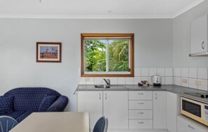 Superior Elevated 1 Bedroom Cabin | In-room dining