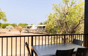 Deluxe 2 Bedroom Cabin - Sleeps 4 | Terrace/patio - Discovery Parks - Katherine (Lansdowne)