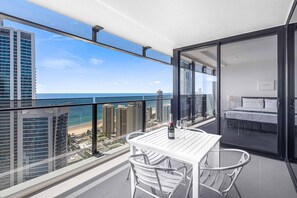 Outdoor dining - Circle on Cavill Ocean View (Surfers Paradise)