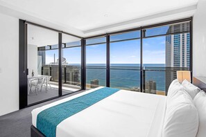 1 bedroom, iron/ironing board, free WiFi, bed sheets - Circle on Cavill Ocean View (Surfers Paradise)