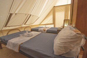 Habitación Deluxe (Aloya) | Escritorio y ropa de cama