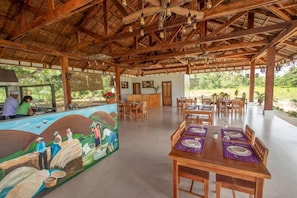 Se sirven desayunos, almuerzos, cenas y cocina local 