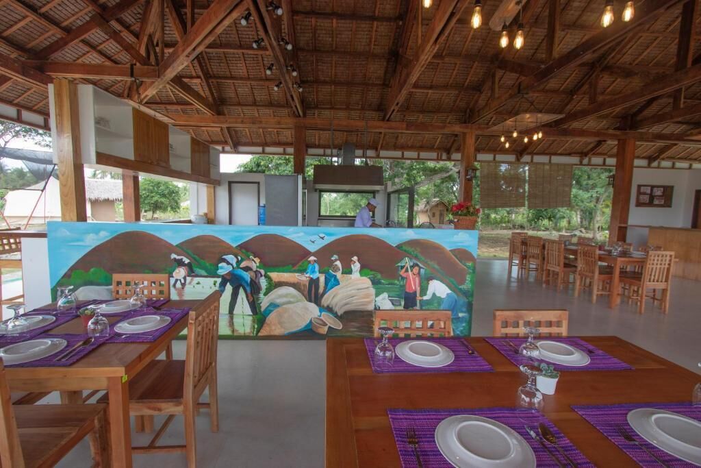 Breakfast, lunch, dinner served; local cuisine 