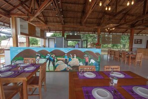 Se sirven desayunos, almuerzos, cenas y cocina local 