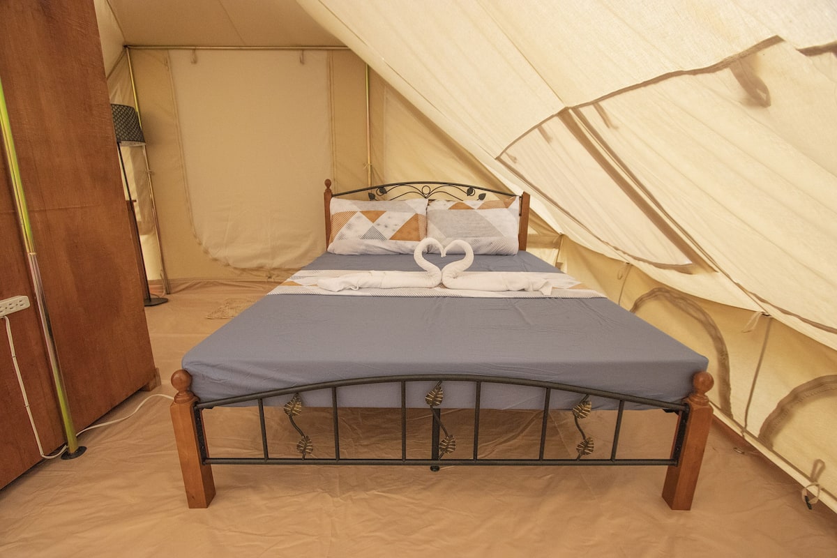 Arogo Superior Room | Desk, bed sheets