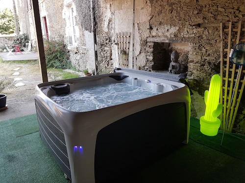 Logis de L'Ogrie located between Puy-du-Fou (35min) and Vouvant, classified village