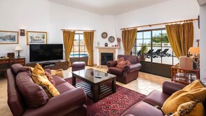 TV, fireplace, DVD player - Nº58 Golfe Santo Antonio - Traditional 4 bedroom villa with pool (Budens)
