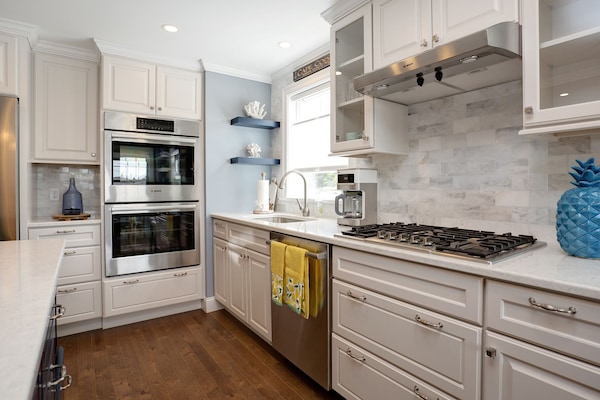 Kylskåp, mikrovågsugn, ugn och spishäll