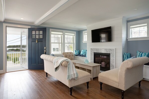 Smart-TV, Kamin, Bücher