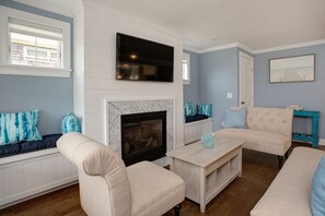 Smart TV, fireplace, books - Luxury Monument Beach Villa /Short term rentals (Bourne)