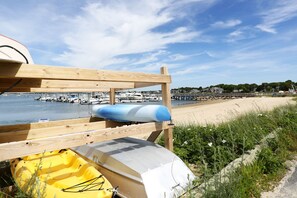 Plage à proximité, chaises longues, serviettes de plage