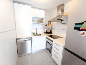 Kühlschrank, Mikrowelle, Ofen, Geschirrspüler