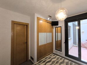 1 chambre, fer et planche à repasser